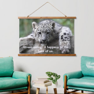 Leopard kijkt naar je vanaf een rots hangende kraa hangend wandkleed