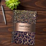 Leopard-patroon bruine brons 2023 planner<br><div class="desc">Elegant, cool, glamoureus en vrouwelijk met bruin, gouden en zwarte luipaard, versierd met gouden confetti. Personaliseer en voeg jouw naam toe. Een grote faux bronze metallische band. Sjabloon voor een jaar, zwarte letters. De naam wordt geschreven met een modern handgeschreven stijlmanuscript met letters. Ideaal voor vrouw ondernemers, make-up artiesten, winkeleigenaars,...</div>