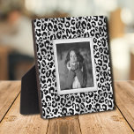 Leopard Pattern Frameless Photo Easel Back Fotoplaat<br><div class="desc">Gemaakt om dimensionaal te kijken, een zwart-wit bladerpatroon creëer een prachtig lijst voor je favoriete foto op deze tafelblad met een ingebouwde esel. Het afbeelding wordt direct op het hardboard geplaatst voor een verbluffend scherp afbeelding met een gemakkelijk schoon veegdoppervlak. Geweldig als geschenk of om je favoriete foto in je...</div>