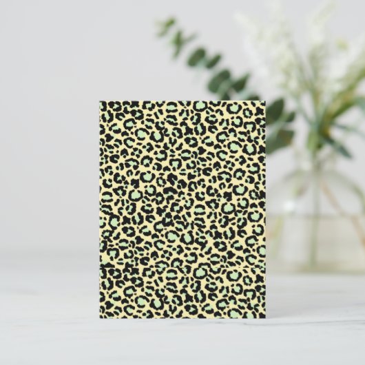 Leopard Pattern in Mint Green over Oatmeel Briefkaart (Staand voorkant)