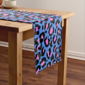 Leopard Pattern in Raspberry op Electric Blue Korte Tafelloper (Voorbeeld)