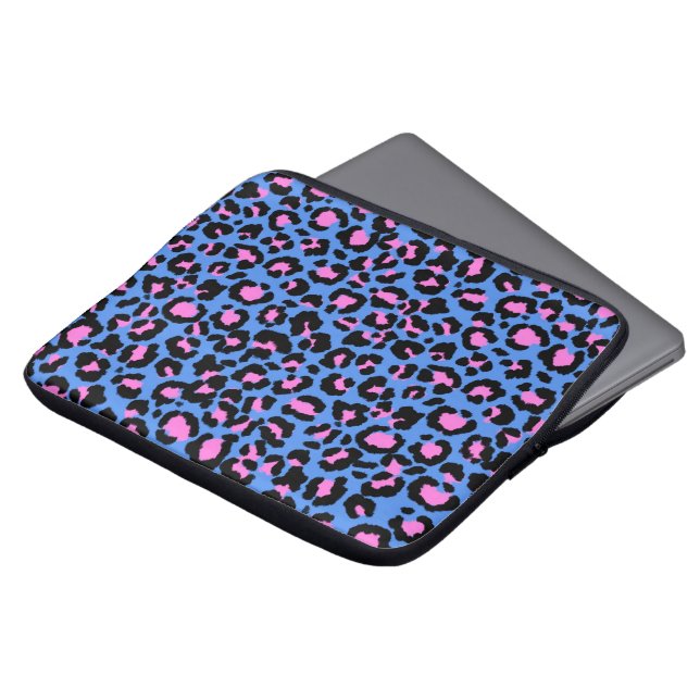 Leopard Pattern in Raspberry op Electric Blue Laptop Sleeve (Voorkant top)