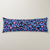 Leopard Pattern in Raspberry op Electric Blue Lichaamskussen (Voorkant)