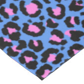 Leopard Pattern in Raspberry op Electric Blue Tafelkleed (Gekanteld)