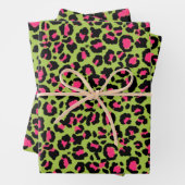 Leopard Pattern in Raspberry op Lime Green Inpakpapier Vel (In situ)