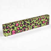 Leopard Pattern in Raspberry op Lime Green Naambordje