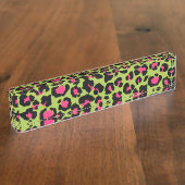 Leopard Pattern in Raspberry op Lime Green Naambordje (Zijkant)