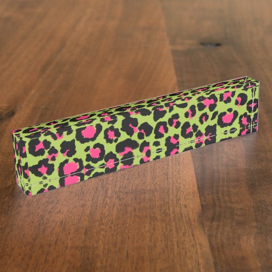 Leopard Pattern in Raspberry op Lime Green Naambordje (Zijkant)