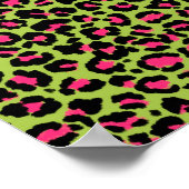 Leopard Pattern in Raspberry op Lime Green Poster (Hoek)
