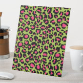 Leopard Pattern in Raspberry op Lime Green Reclamebord Met Voetstuk (Insitu)