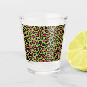 Leopard Pattern in Raspberry op Lime Green Shot Glas (Voorkant)