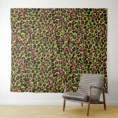 Leopard Pattern in Raspberry op Lime Green Wandkleed (In Situ (horizontaal))