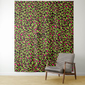Leopard Pattern in Raspberry op Lime Green Wandkleed (In situ)