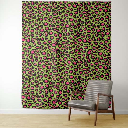 Leopard Pattern in Raspberry op Lime Green Wandkleed (In situ)
