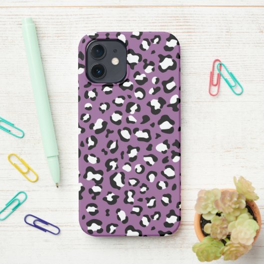 Leopard Pattern, Leopard Spots, Paarse Leopard iPhone Hoesje (Op bureau)
