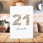Leopard Print 21 | Modern Cute Name 21st Birthday Kaart<br><div class="desc">Eenvoudige, stijlvolle en trendy lopardafdruk van 21 wenskaart in bruine en zwarte dierlijke afdruk op een bleke roze achtergrond. De naam en het binnenbericht in modern manuscript kunnen gemakkelijk voor een echt unieke 21ste verjaardagskaart voor de speciale dag van uw geliefde worden gepersonaliseerd! Het ontwerp is ook beschikbaar voor andere...</div>