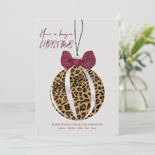 Leopard Print Bauble Burgundy Bow Boujee kerst Feestdagenkaart (Staand voorkant)