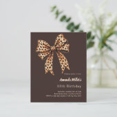 Leopard print boog bister bruin verjaardag uitnodi (Staand voorkant)