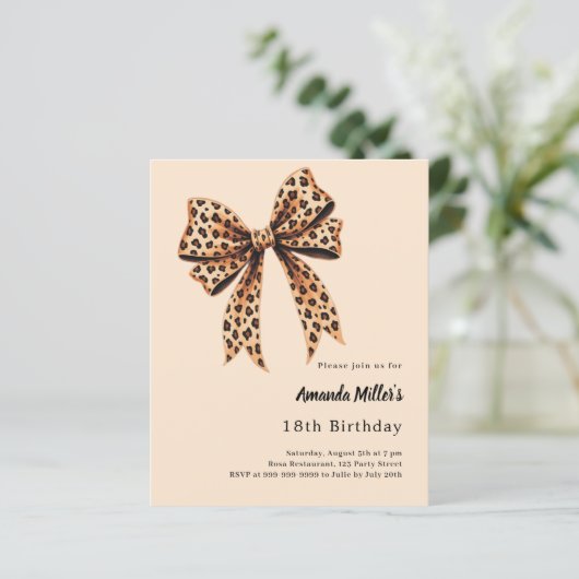 Leopard print boog bruin beige verjaardag uitnodig (Staand voorkant)