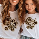 Leopard Print Cool Kind Matching Mam and Me T-shirt<br><div class="desc">Leopard Print coole kind T-shirt met bijbehorende coole mam versie. Het ontwerp heeft 70's krullende moderne retro-typografie in zwarte en bruine dierlijke afdrukken. Ideaal voor moederdag t-shirt of mammie en ik die passen bij moeder en dochter.</div>