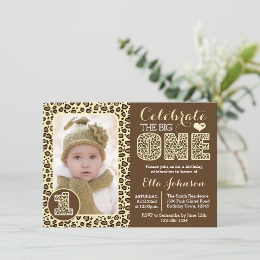 Leopard Print First Birthday Party Invitation Kaart (Staand voorkant)