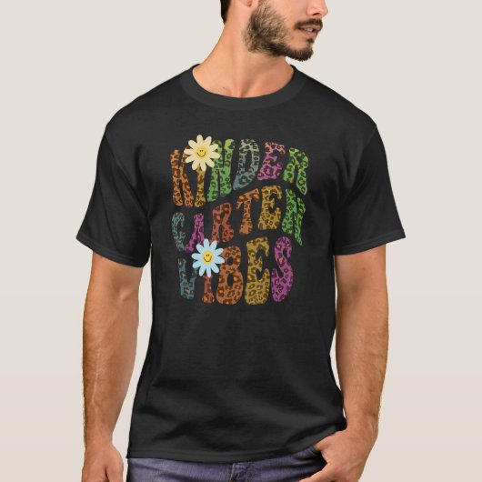 Leopard Print KINDERGARTEN VIBES Teacher Peace Lov T-shirt (Voorkant)