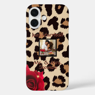 Leopard Print Red Rose Mr. en Mrs. Text Foto iPhone 16 Hoesje