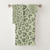 Leopard Print Sage Green en Shades Animal Print Bad Handdoek (Insitu)