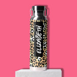 Leopard Print Waterfles<br><div class="desc">Een leuke luipaardprint bedekt deze waterfles gepersonaliseerd met jouw naam verticaal bedrukt in chique letters op zwart aan beide zijden.</div>