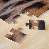 Leopard reinigde zijn poten op de grond legpuzzel (Zijkant)