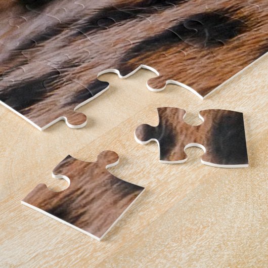 Leopard reinigde zijn poten op de grond legpuzzel (Zijkant)