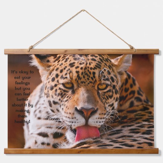 Leopard reinigt zijn pogen hangend wandkleed (Voorkant)