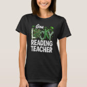 Leopard Shamrock One Lucky Reading Teacher St. Pat T-shirt (Voorkant)