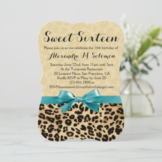 Leopard Turquoise Bow Sweet 16 Feestuitnodiging Kaart (Staand voorkant)