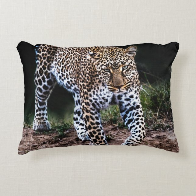 LEOPARD WALKING IN WILD ACCENT KUSSEN (Voorkant)