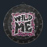 Leopard Wild Me Black en Hot Pink Design Dartbord<br><div class="desc">Sassy Hot Pink en Black Leopard Spotted Pattern, gemaakt door verbeelding dat! Het ontwerp op elektronica, accessoires en modificeerbare geschenken met onze unieke textuur en pizzazz is er zeker van dat het voldoet aan de behoeften van luipachtige drukliefhebbers en oerwouden dierendrukkerijen van alle leeftijden. Geweldig voor meisjes die van safari...</div>