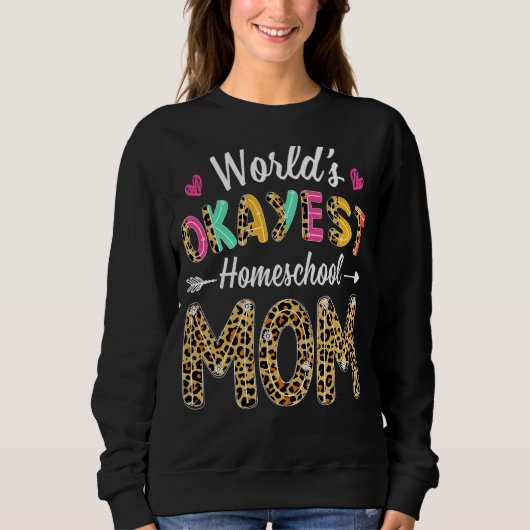 Leopard World's Okayest Homeschool Moeder Thee Trui (Voorkant)
