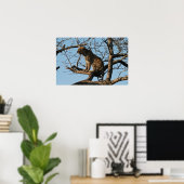 Leopard Yawns tijdens het zitten op een boomarm Poster (Thuiskantoor)