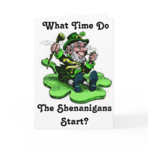 Leprechaun die op een shamrock zit