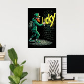 Leprechaun graft een muur met het woord "Lucky" Poster (Thuiskantoor)