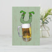 Leprechaun in het bier kaart (Staand voorkant)