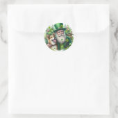 Leprechaun met hond ronde sticker (Tas)