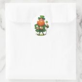Leprechaun met klavertjepersoneel ronde sticker (Tas)