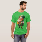 Leprechaun met mok van bier op St Patrick's day T-shirt (Voorkant volledig)