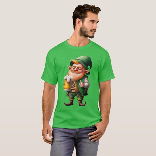 Leprechaun met mok van bier op St Patrick's day T-shirt (Voorkant volledig)