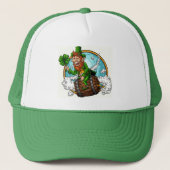 Leprechaun op een Barrel St Patrick's Day Trucker Pet (Voorkant)