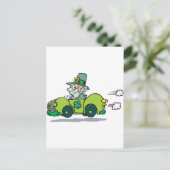 Leprechaun op weg naar een groene auto briefkaart (Staand voorkant)