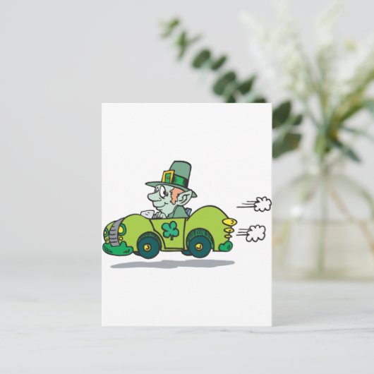 Leprechaun op weg naar een groene auto briefkaart (Staand voorkant)