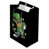 Leprechaun speelt hockey op St Patrick's Day Irish Medium Cadeauzakje (Voorkant Gekanteld)