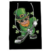 Leprechaun speelt hockey op St Patrick's Day Irish Medium Cadeauzakje (Voorkant)